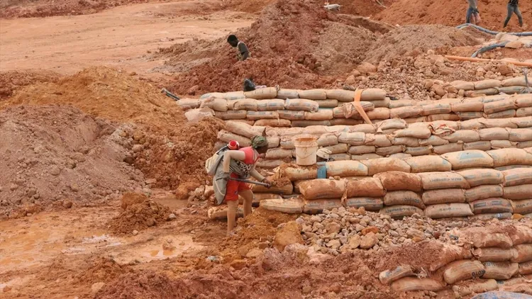 The difficult work of mine workers in Nigeria
