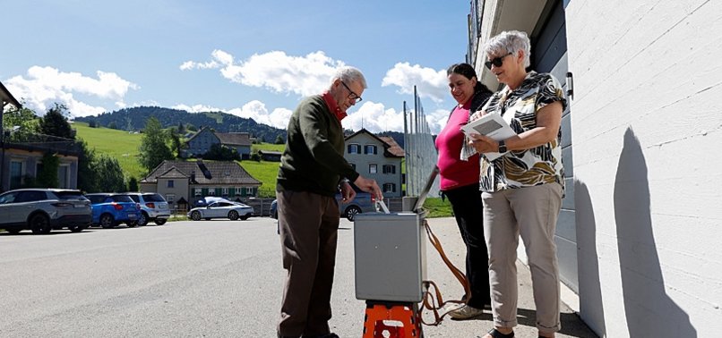 NO CAMP LEADS SWISS POPULATION CAP VOTE, WITH 52.90%