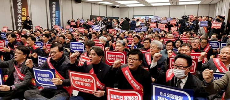 Güney Kore’de doktorlar, tıp fakültesi kontenjanlarının artırılması planını protesto etti