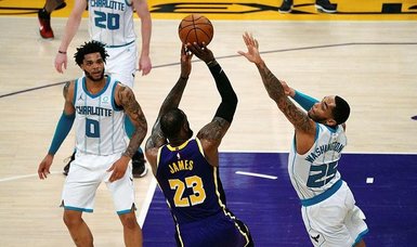 LeBron puts Lakers past Hornets 116-105 for 4th straight win