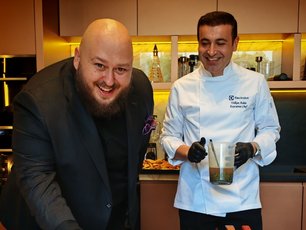 Electrolux’ün Son Teknoloji Tasarımlarının Yer Aldığı Premium Studio, Levent Güvercin Sokak’ta Açıldı. Seçkin Davetlilerin Katılımıyla Gerçekleşen Etkinlikte, İsveç’in Köklü Tasarım Anlayışı Lezzet Dolu Bir Deneyimle Buluştu