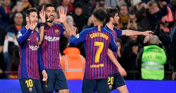 Suarez, Messi lead Barca to 3-0 win over Eibar to keep lead