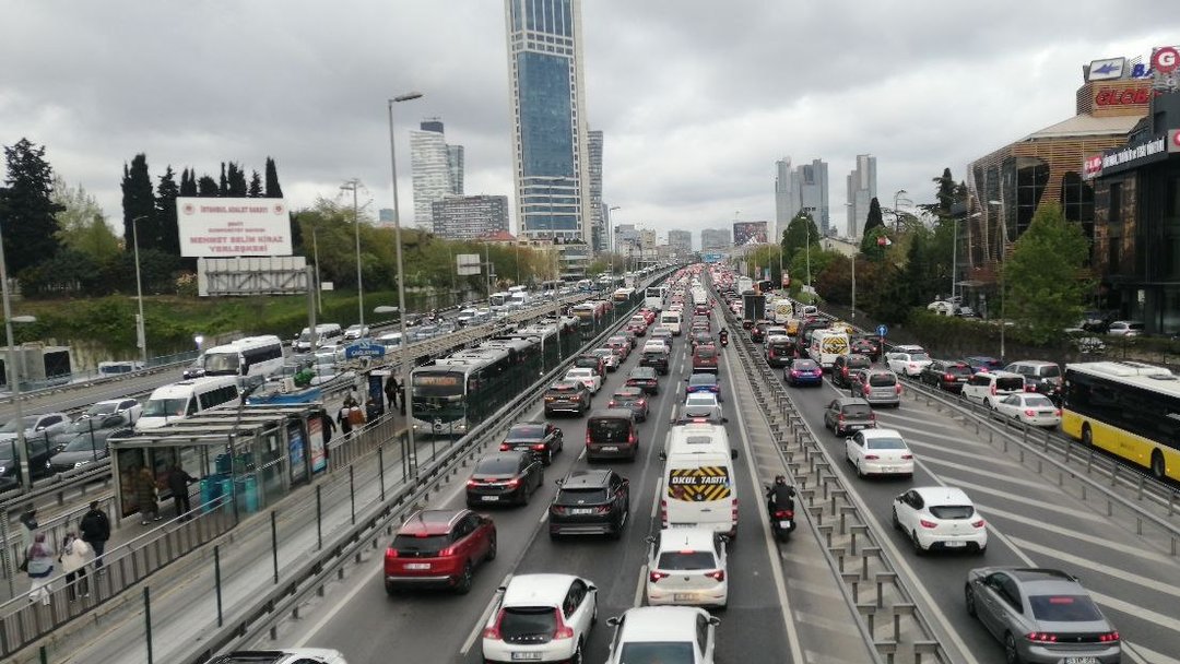 İSTANBUL’DA TRAFİK YOĞUNLUĞU