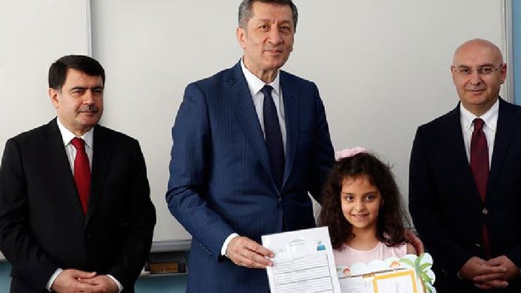 Bakan Selçuk öğrencilere karne dağıttı