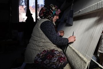 Manisa’nın Demirci ilçesinde dokunan halılar dünya pazarında ilgi görüyor