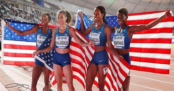 US uses 2 hurdlers to dominate 4x400 relay