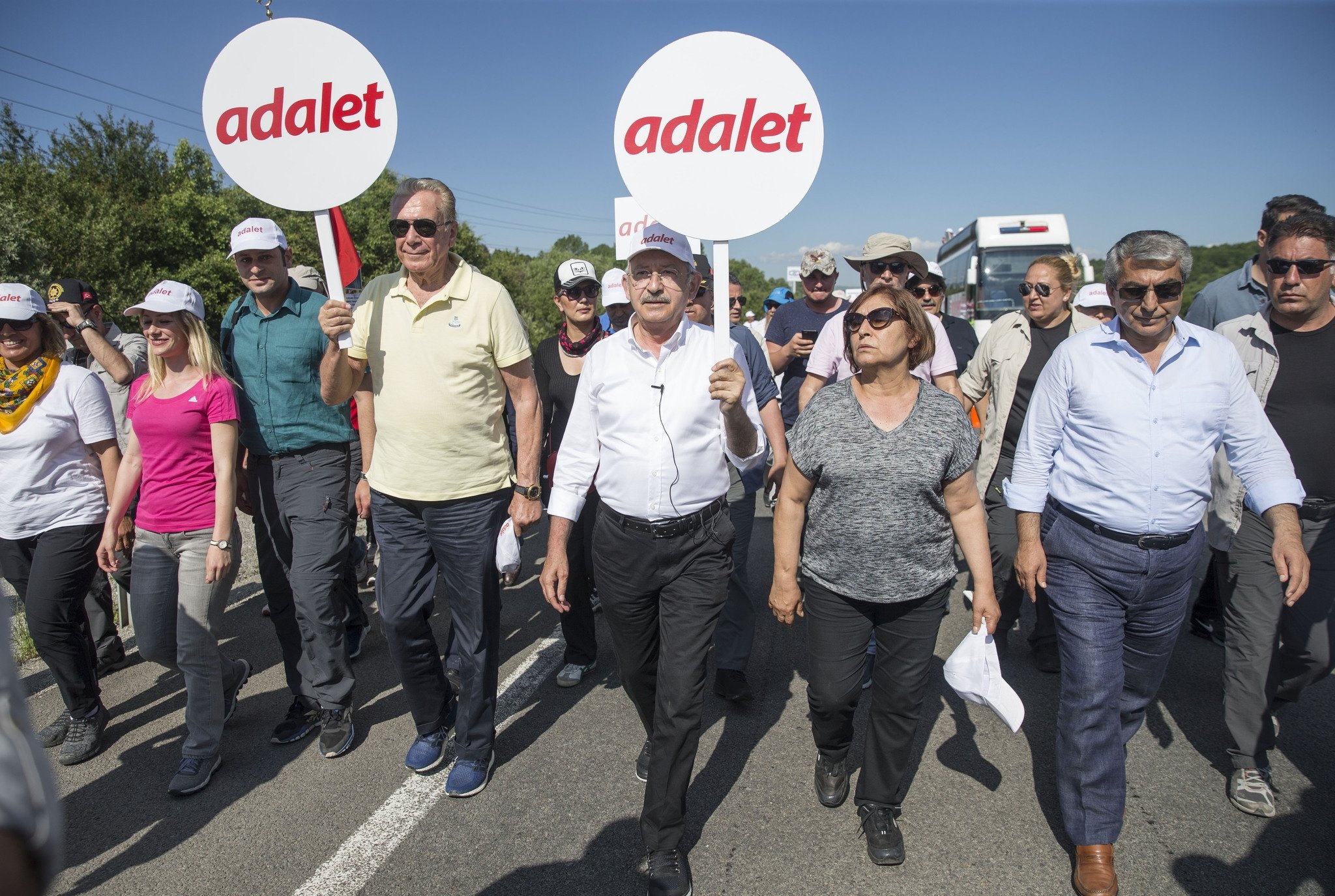 Gölgesi devekuşu olanın…  Yanında yürüyenler