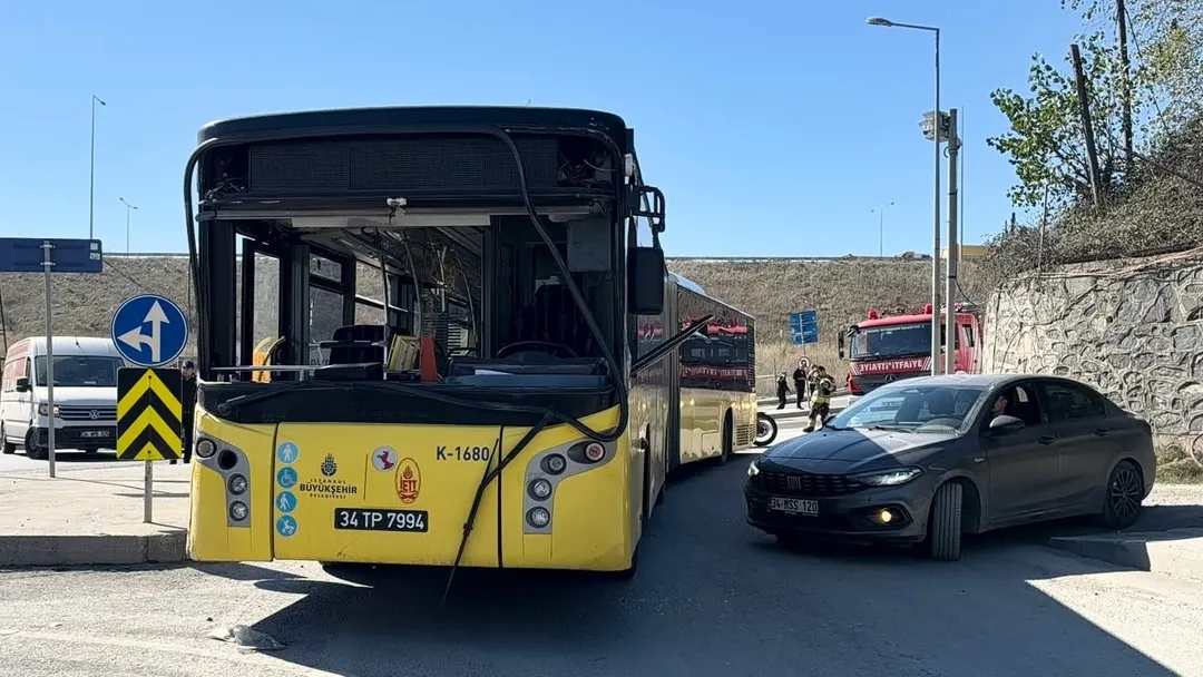 İSTANBUL’DA İETT OTOBÜSÜ KAZASINDA 4 KİŞİ YARALANDI.