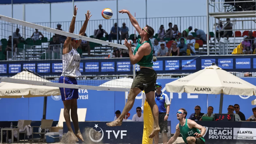 ALANYA’DA PLAJ VOLEYBOLU HEYECANI