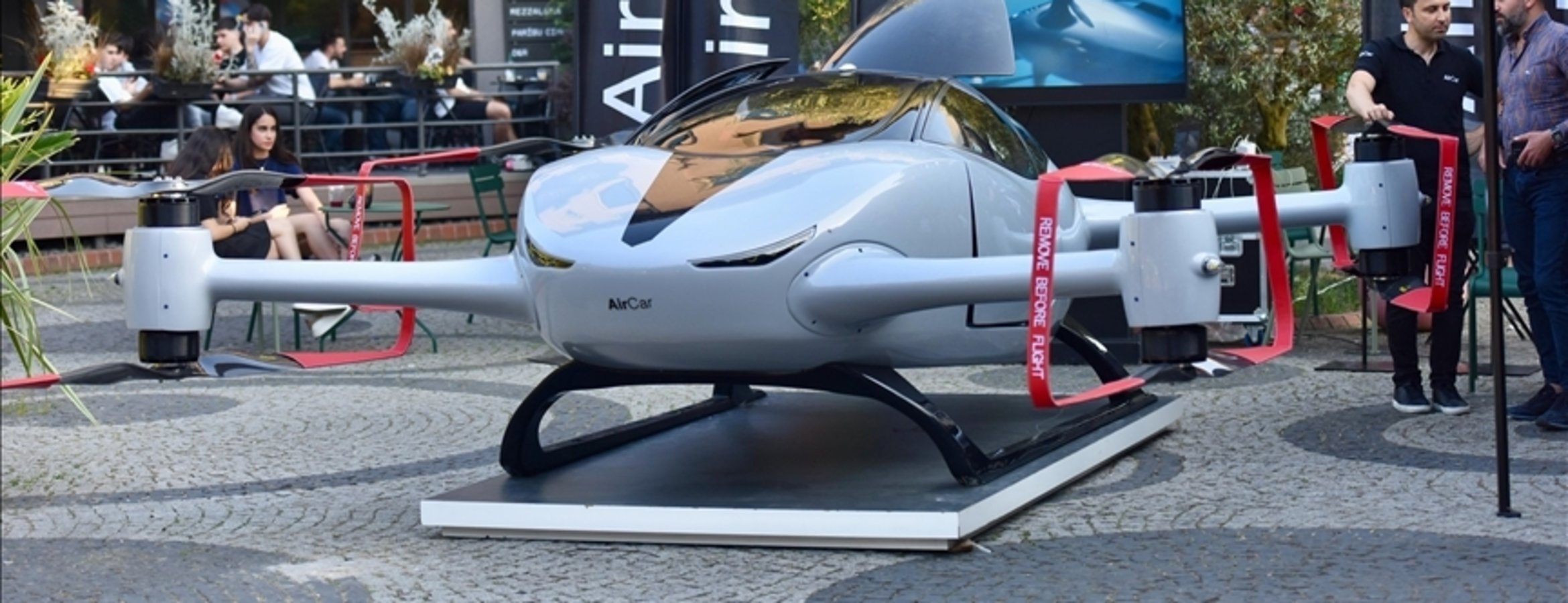 AirCar iki kişilik uçan arabayla ilk insanlı uçuş testini başarıyla gerçekleştirdi
